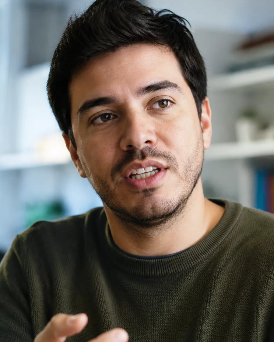 Participante em pé no meio da roda, segurando a folha de anotações enquanto fala